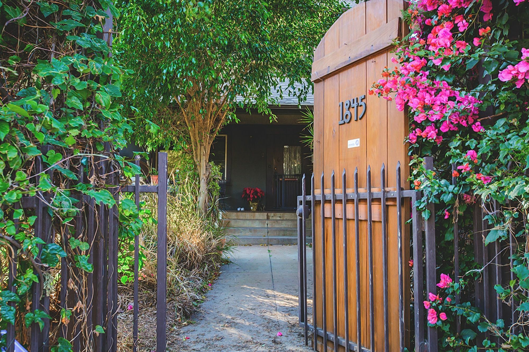Bed & Breakfast Hollywood 3*