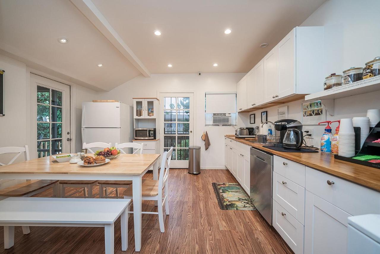 Bed & Breakfast Hollywood 3*